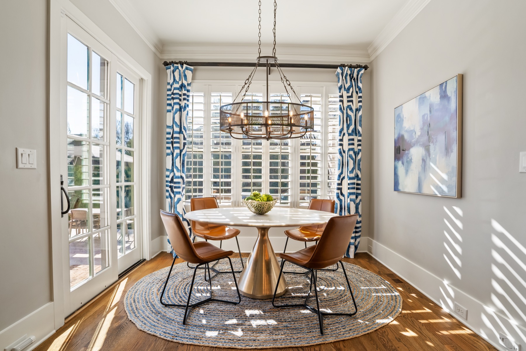 Breakfast nook with round marble table and cognac leather chairs