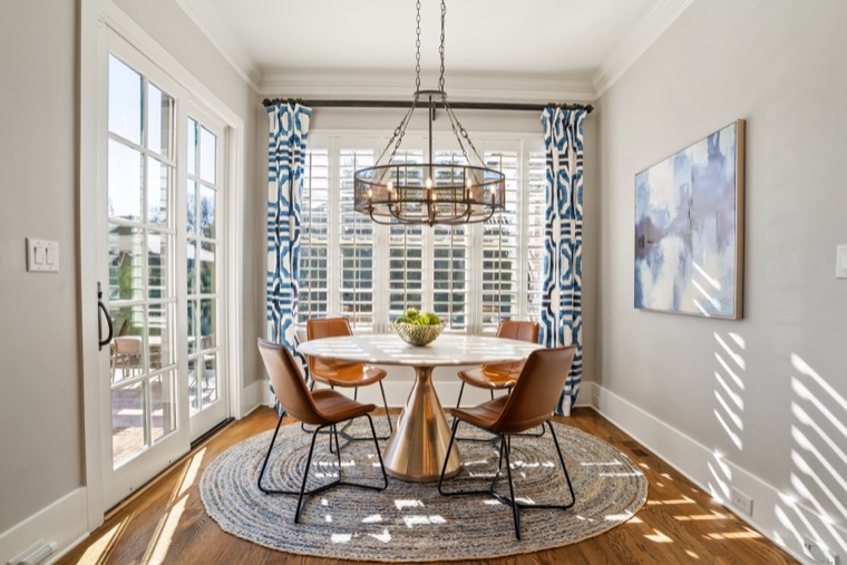 Breakfast nook with round marble table and cognac leather chairs